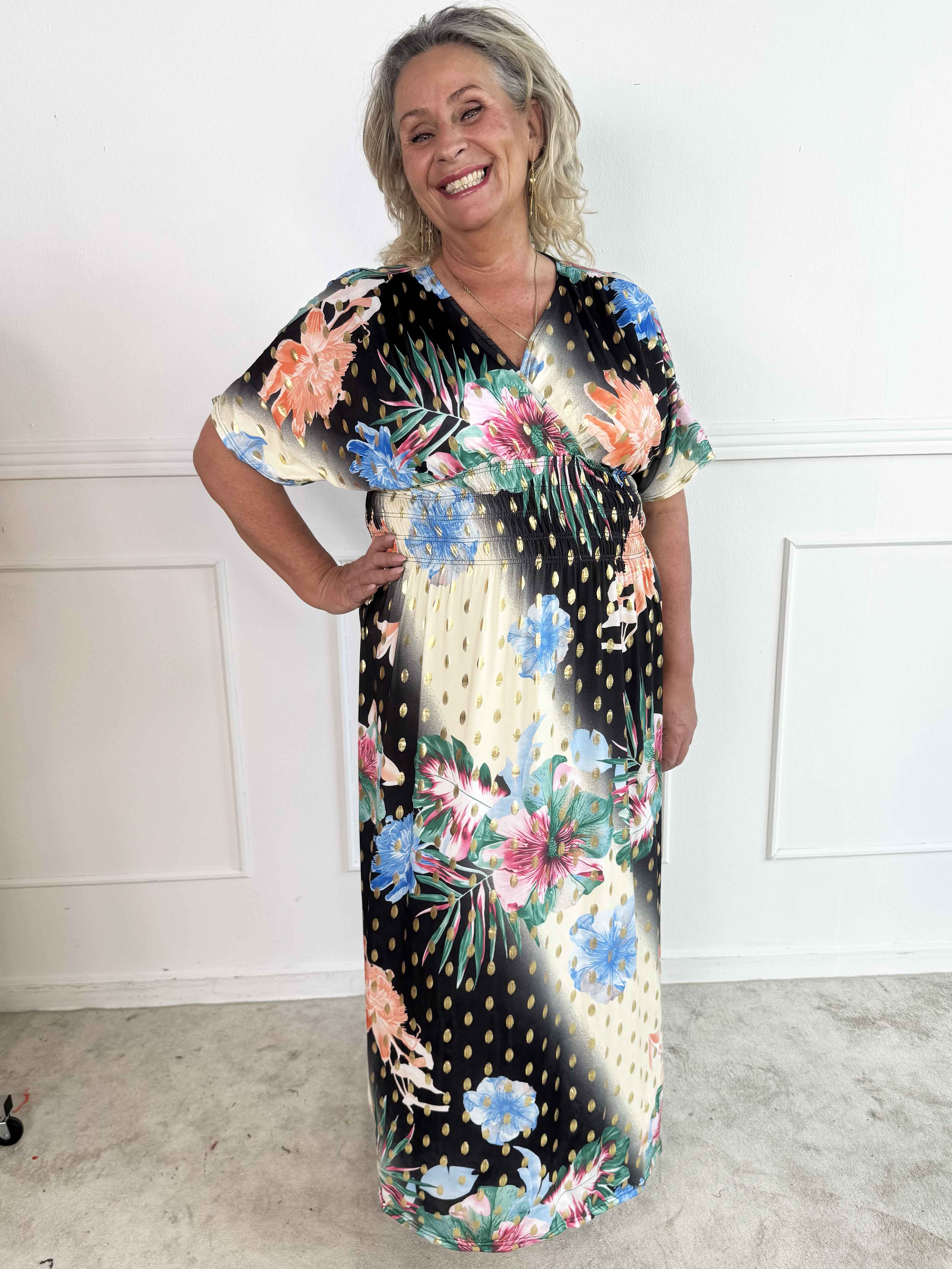 Pams Hawaii - Lang plus size kjole i elastisk stof med blomsterprint